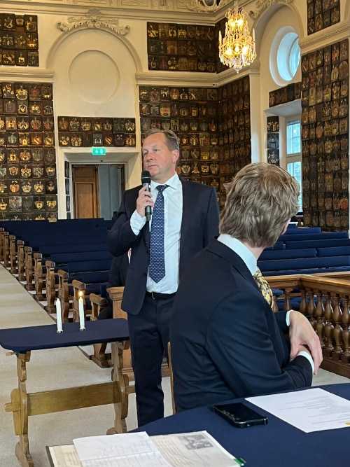 Åke Hammarskjöld håller minnestal till Peder B:son Hammarskiöld som avled våren 2024.
