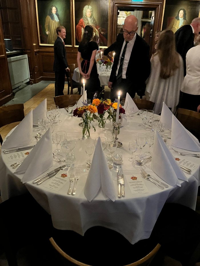 På väg in till middagen.