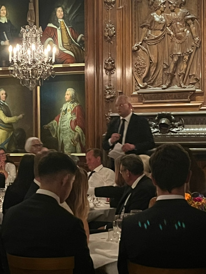 Nyvalde ordföranden Magnus Hammarskjöld höll sitt välkomsttal på temat släktens kvinnor.