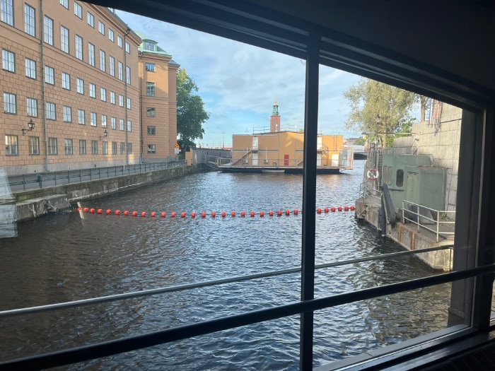 Vacker utsikt mot Strömmen från en av gångarna mellan riksdagshusets olika delar.