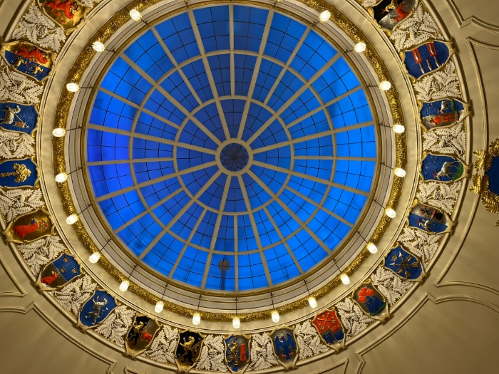 Detalj från gamla riksdagshuset utsmyckad med landskapsvapen.